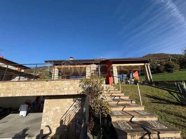 casa indipendente in vendita ad Adrara San Martino