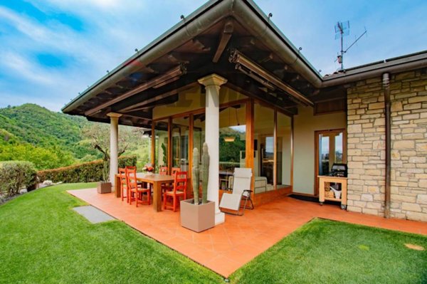 casa indipendente in vendita ad Adrara San Martino