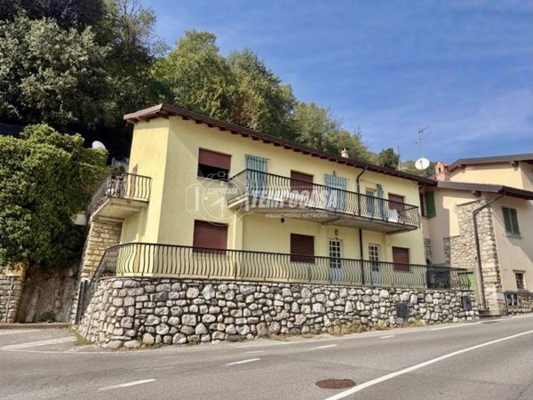 casa indipendente in vendita ad Adrara San Martino