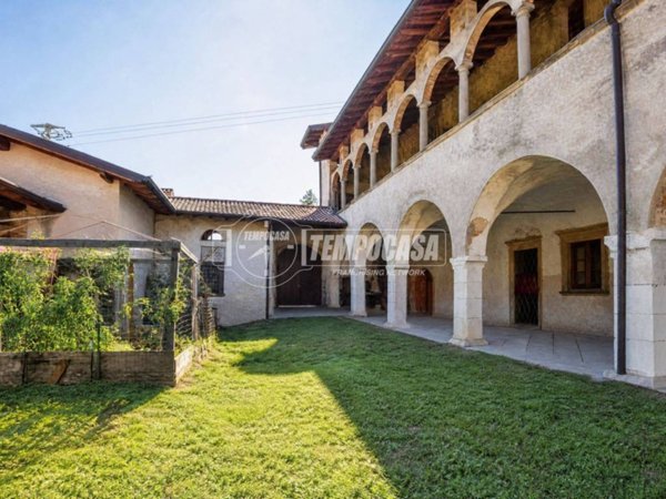 intera palazzina in vendita ad Adrara San Martino
