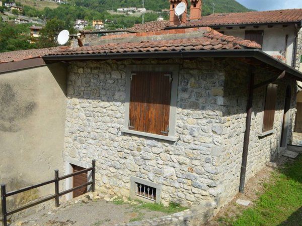 casa indipendente in vendita ad Adrara San Rocco