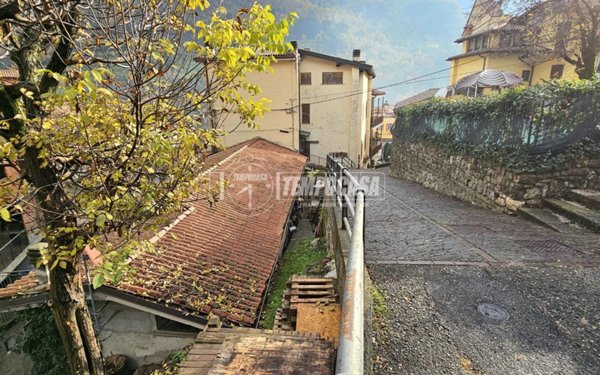 casa indipendente in vendita ad Adrara San Rocco