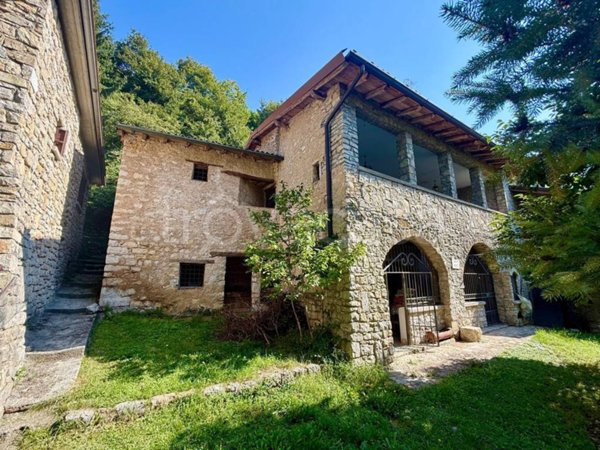 casa indipendente in vendita ad Adrara San Rocco