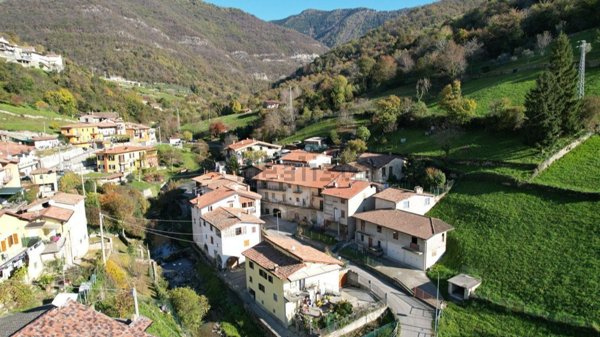casa indipendente in vendita ad Adrara San Rocco