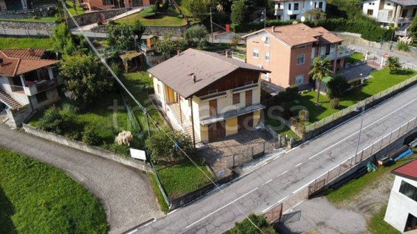 casa indipendente in vendita ad Adrara San Rocco