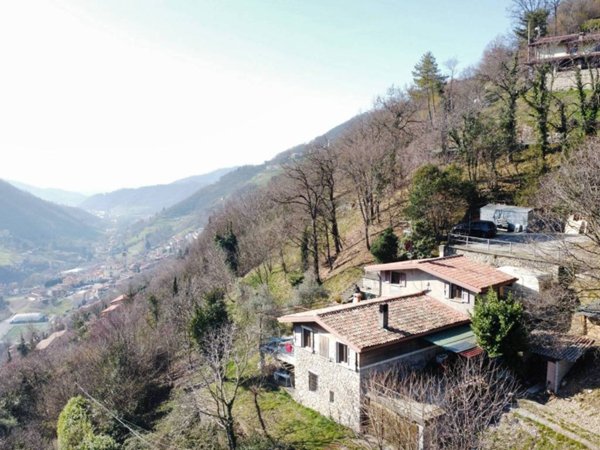 casa indipendente in vendita ad Adrara San Rocco