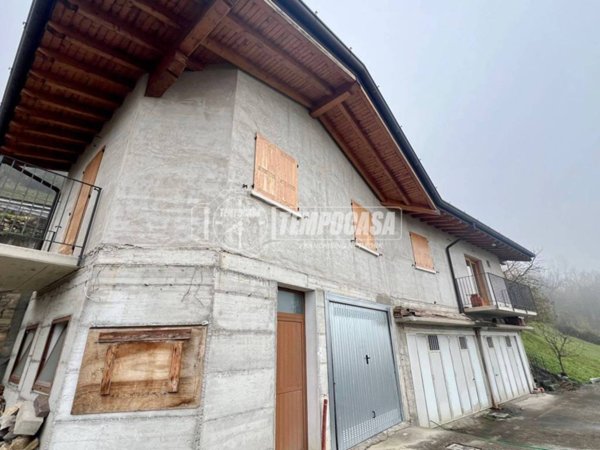 casa semindipendente in vendita ad Adrara San Rocco