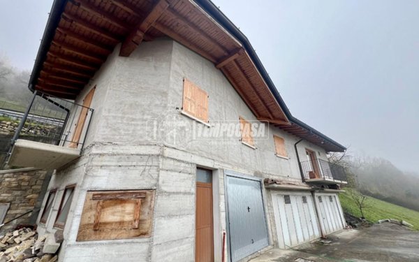 casa semindipendente in vendita ad Adrara San Rocco
