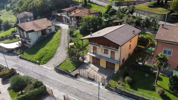 casa indipendente in vendita ad Adrara San Rocco
