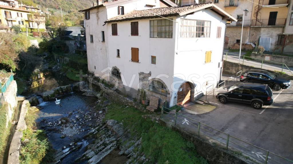 casa indipendente in vendita ad Adrara San Rocco