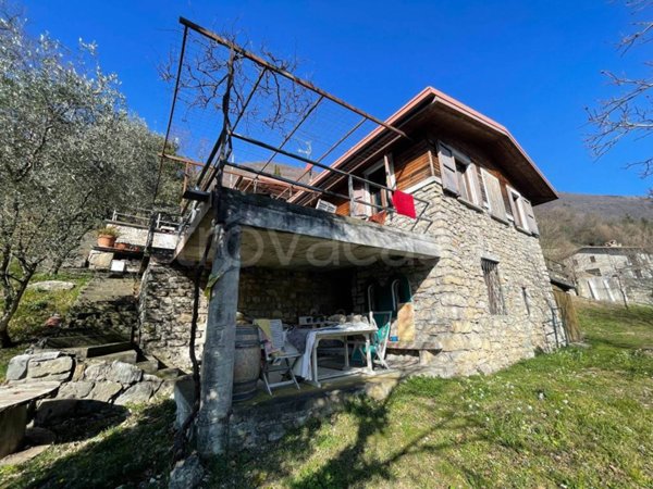 casa indipendente in vendita ad Adrara San Rocco