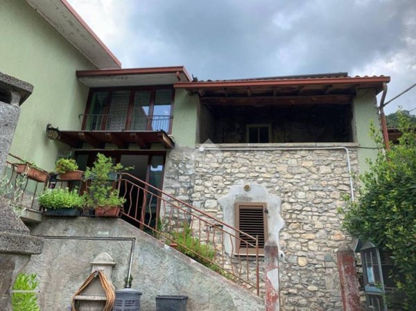 casa indipendente in vendita ad Adrara San Rocco