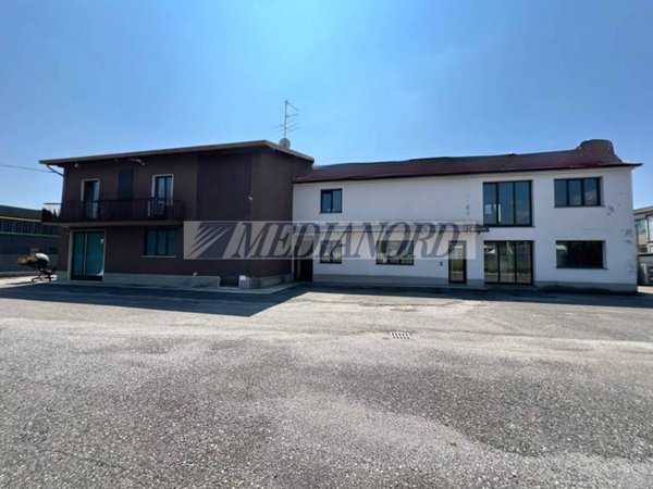 locale commerciale in vendita ad Albano Sant'Alessandro