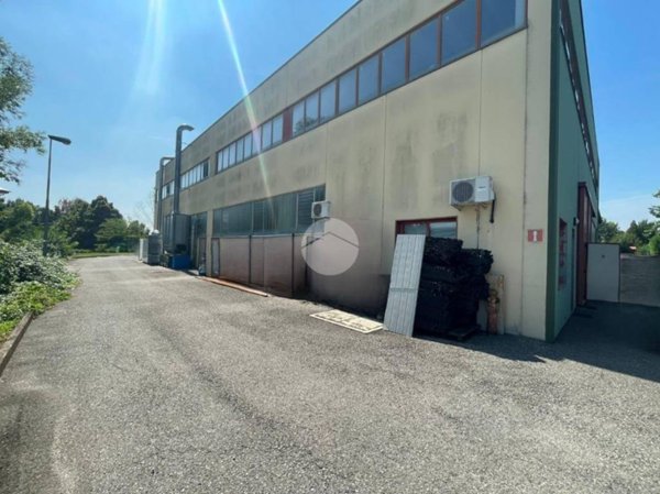 locale commerciale in vendita ad Albano Sant'Alessandro
