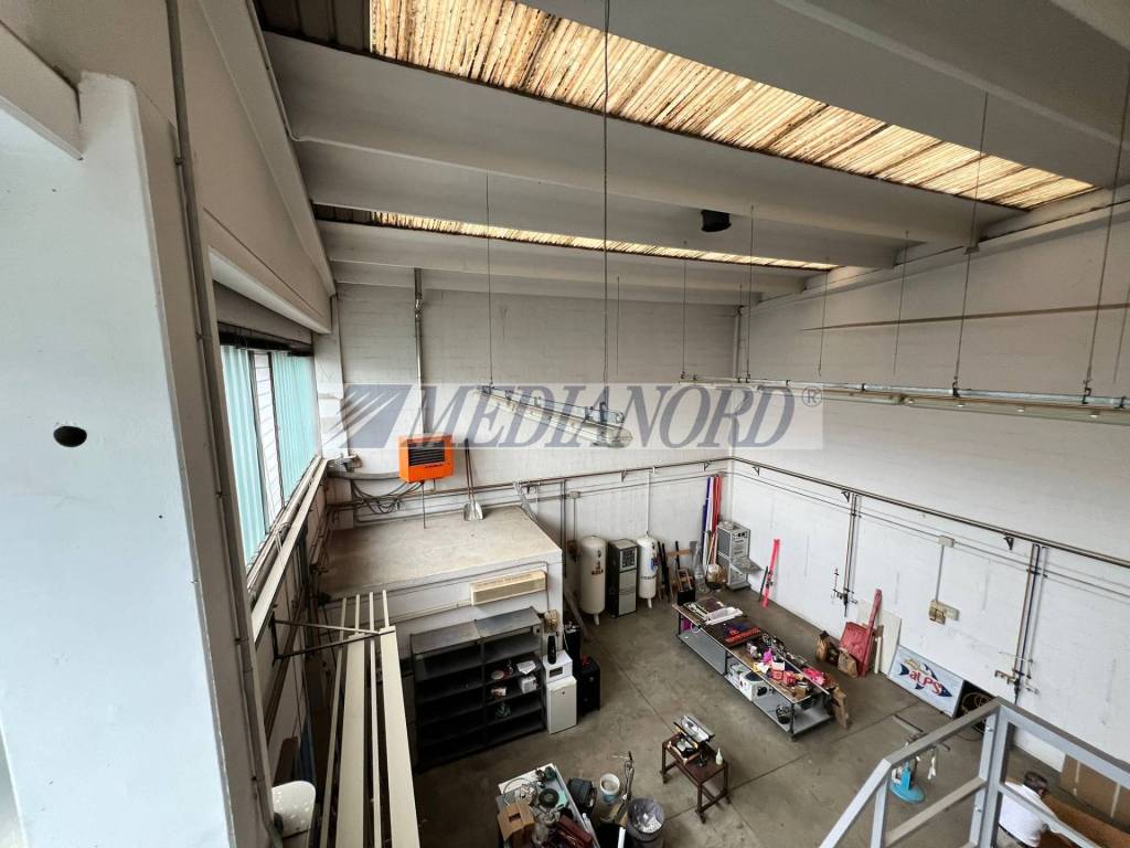 locale commerciale in vendita ad Albano Sant'Alessandro