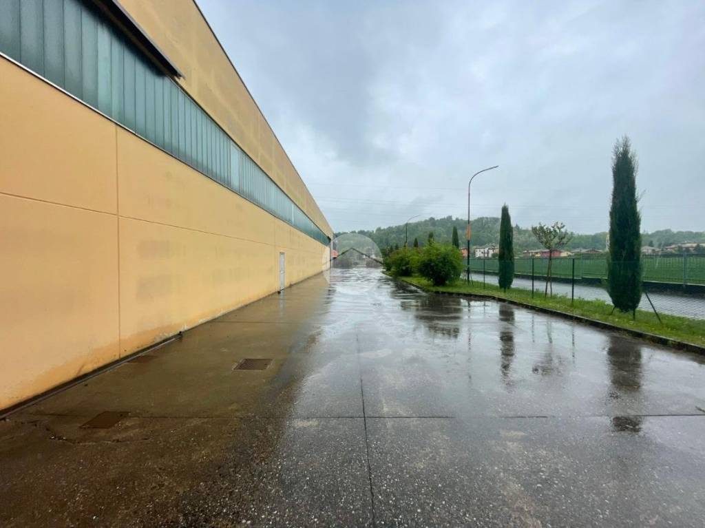 locale commerciale in vendita ad Albano Sant'Alessandro