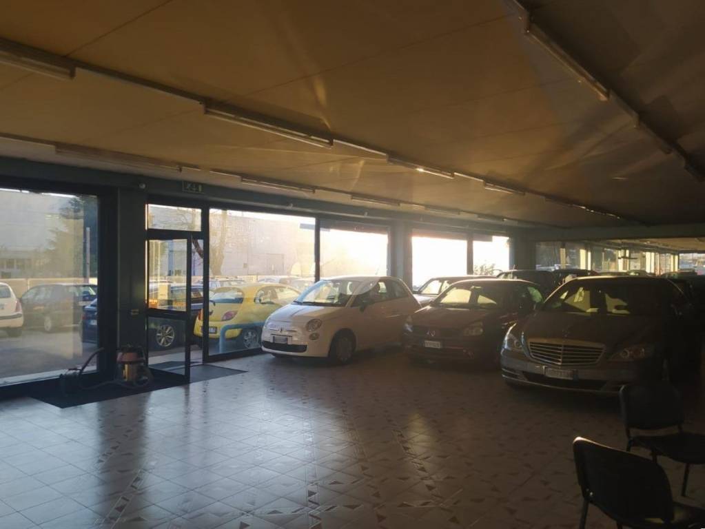 locale commerciale in vendita ad Albano Sant'Alessandro
