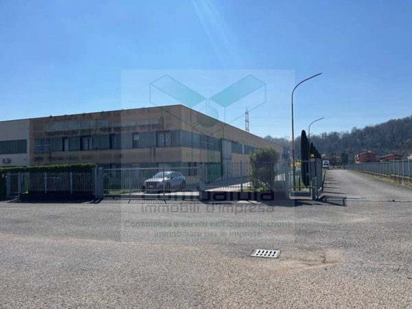 locale commerciale in vendita ad Albano Sant'Alessandro
