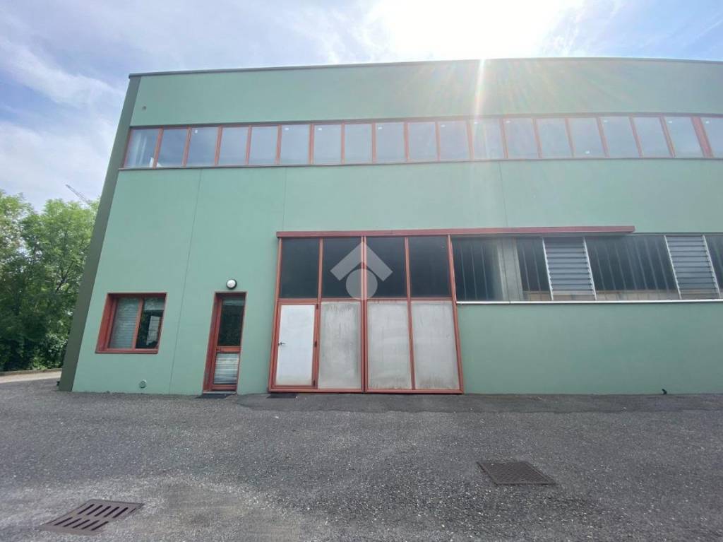 locale commerciale in vendita ad Albano Sant'Alessandro