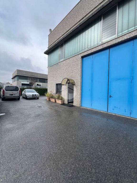 locale commerciale in vendita ad Albano Sant'Alessandro