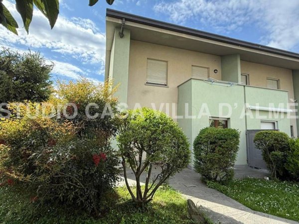 casa indipendente in vendita ad Albano Sant'Alessandro