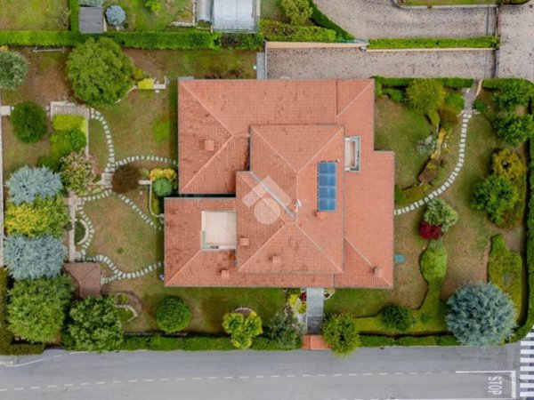 casa indipendente in vendita ad Albano Sant'Alessandro