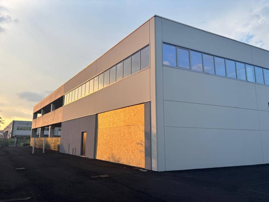 locale commerciale in vendita ad Albano Sant'Alessandro