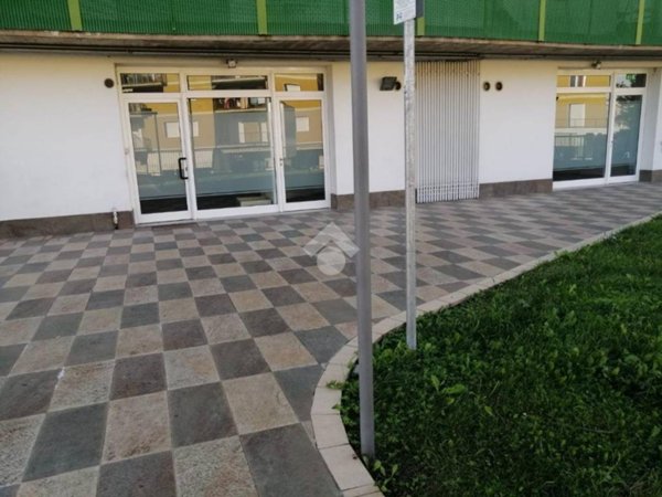 negozio in vendita ad Albano Sant'Alessandro