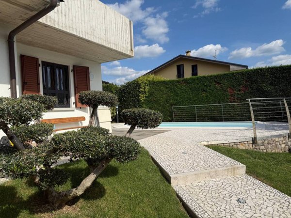 casa indipendente in vendita ad Albano Sant'Alessandro