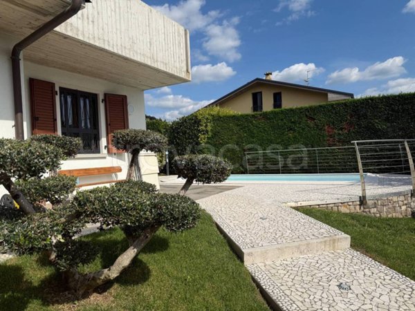 casa indipendente in vendita ad Albano Sant'Alessandro