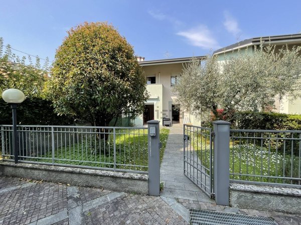 casa indipendente in vendita ad Albano Sant'Alessandro