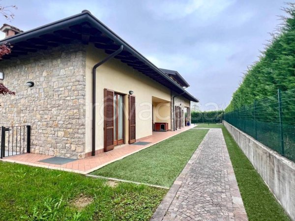 casa indipendente in vendita ad Albano Sant'Alessandro