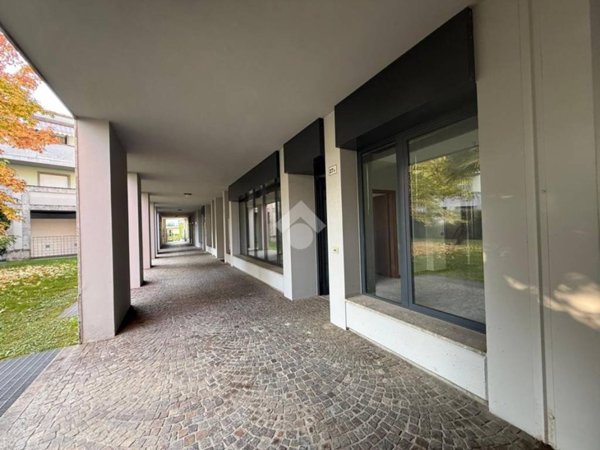 ufficio in vendita ad Albano Sant'Alessandro