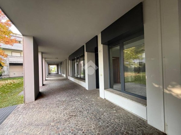 ufficio in vendita ad Albano Sant'Alessandro