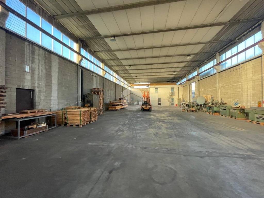 locale commerciale in vendita ad Albano Sant'Alessandro