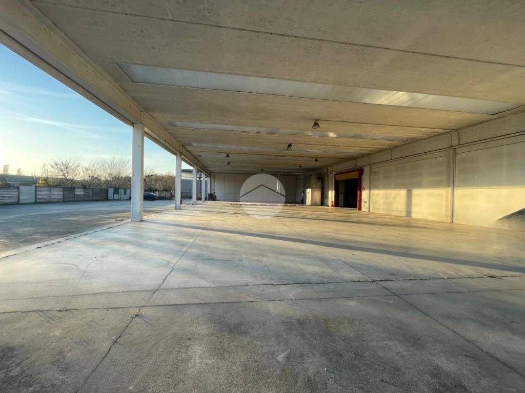 locale commerciale in vendita ad Albano Sant'Alessandro