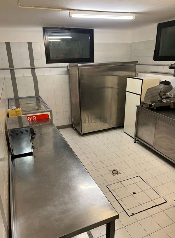 negozio in vendita ad Albano Sant'Alessandro