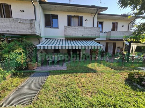 casa indipendente in vendita ad Albano Sant'Alessandro