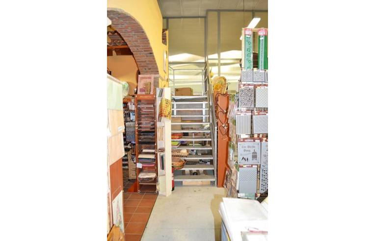 locale commerciale in vendita ad Albano Sant'Alessandro