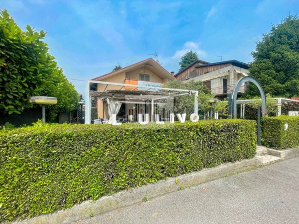 negozio in vendita ad Albano Sant'Alessandro