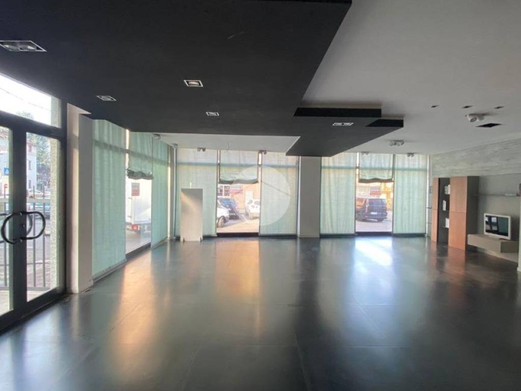 negozio in vendita ad Albano Sant'Alessandro