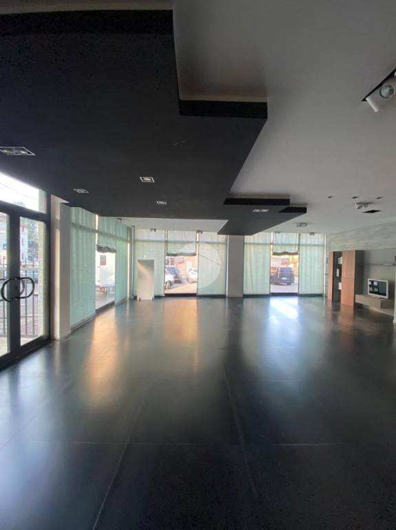 negozio in vendita ad Albano Sant'Alessandro