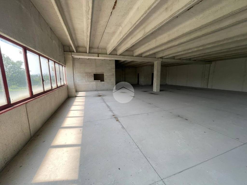 locale commerciale in vendita ad Albano Sant'Alessandro