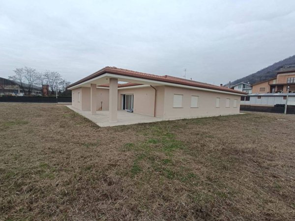 casa indipendente in vendita ad Albano Sant'Alessandro