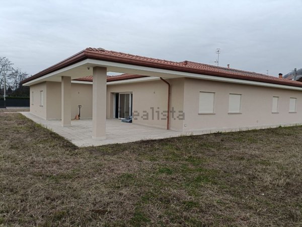 casa indipendente in vendita ad Albano Sant'Alessandro