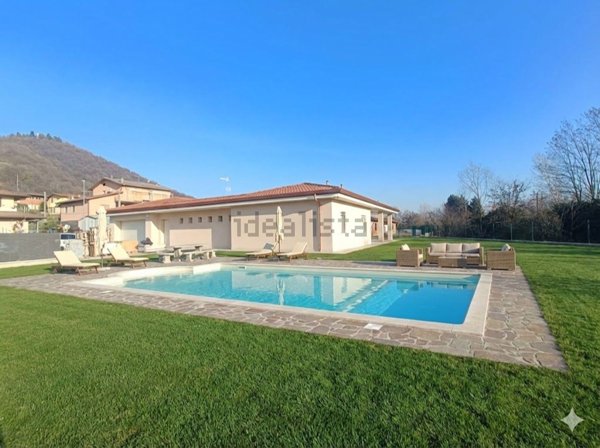 casa indipendente in vendita ad Albano Sant'Alessandro