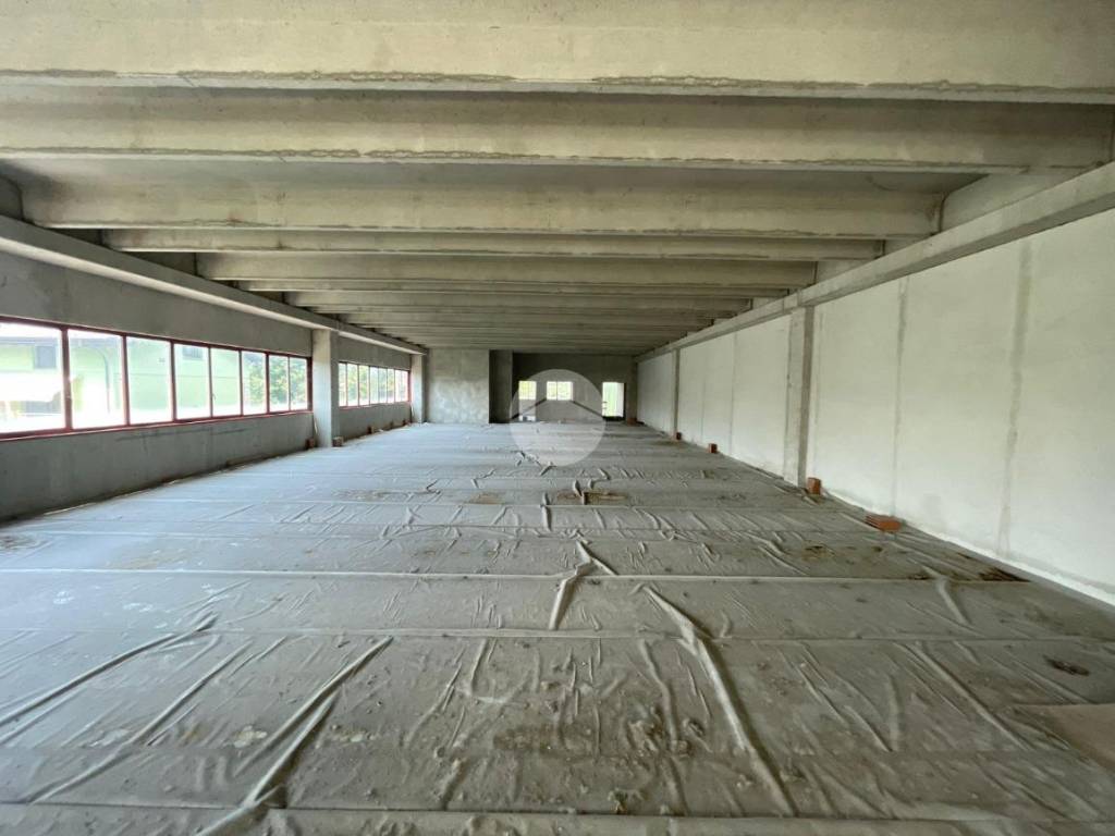 locale commerciale in vendita ad Albano Sant'Alessandro