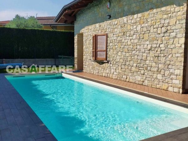 casa indipendente in vendita ad Albano Sant'Alessandro