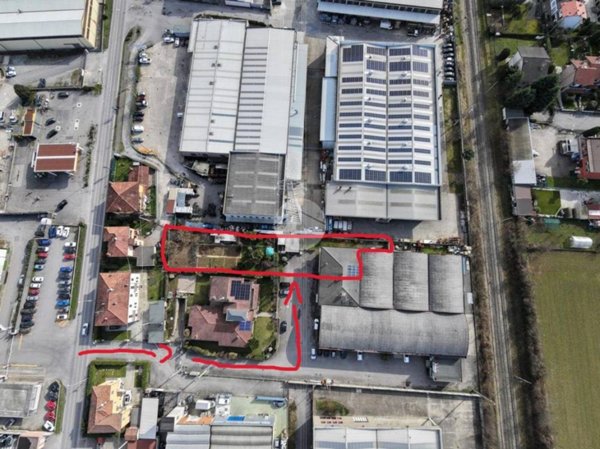 locale commerciale in vendita ad Albano Sant'Alessandro