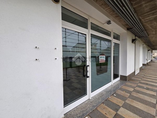 ufficio in vendita ad Albano Sant'Alessandro